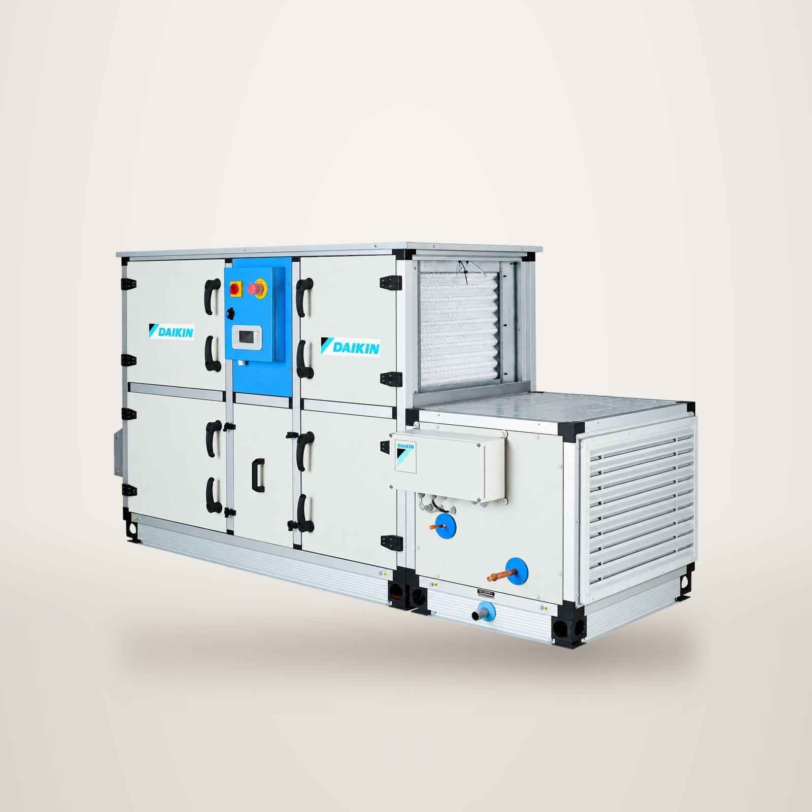 Une centrale de traitement d'air Daikin blanche, composée de plusieurs modules avec poignées noires, un boîtier de commande bleu et une grille de ventilation, photographiée sur fond blanc.