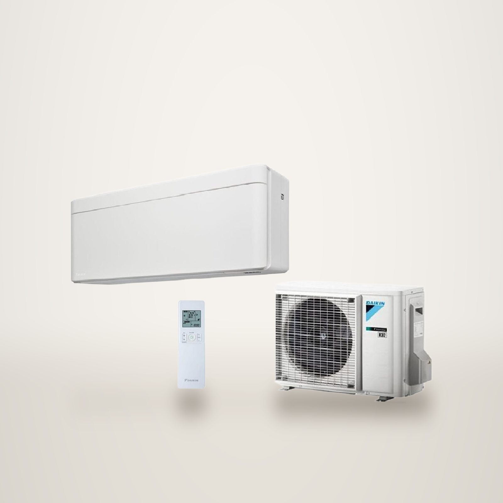 Une climatisation murale Daikin blanche, sa télécommande et son unité extérieure sont présentées sur fond blanc.